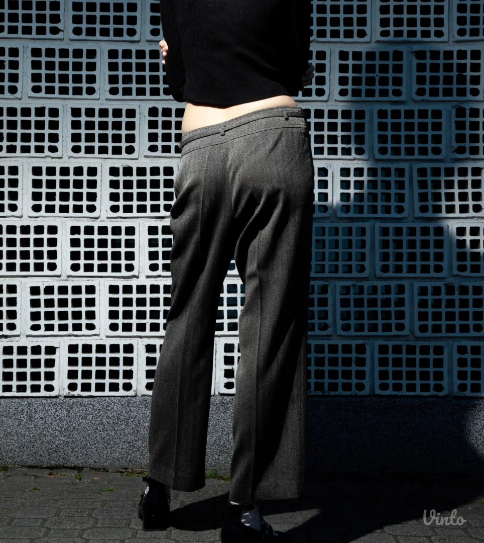 Sive plitke pantalone