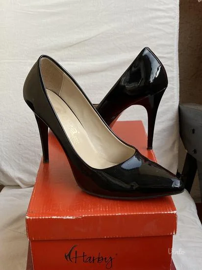 Crne lakovane cipele na štiklu (salonke)