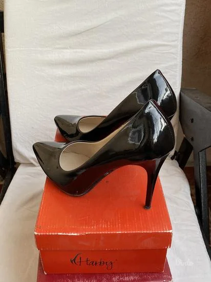 Crne lakovane cipele na štiklu (salonke)