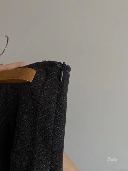 Kratka siva suknja sa faltama / veličina 36