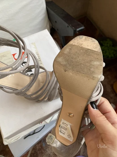 Sive sandale na štiklu sa kaiševima (potpetice)