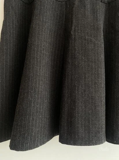 Kratka siva suknja sa faltama / veličina 36