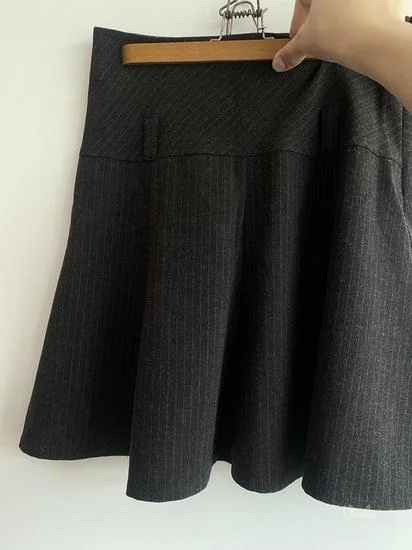 Kratka siva suknja sa faltama / veličina 36