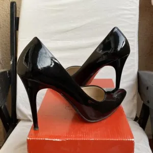 Crne lakovane cipele na štiklu (salonke)