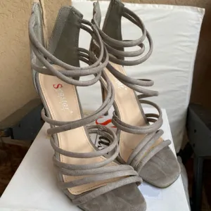 Sive sandale na štiklu sa kaiševima (potpetice)