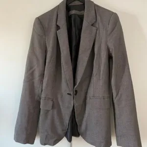 ZARA sako/blejzer u sivoj boji