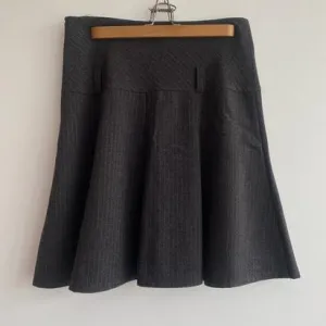 Kratka siva suknja sa faltama / veličina 36