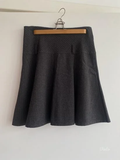 Kratka siva suknja sa faltama / veličina 36