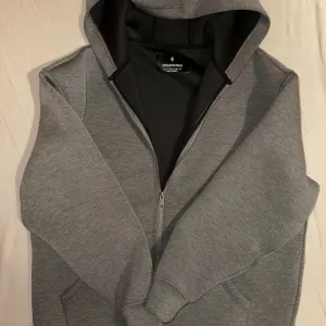Stradivarius oversize sivi duks S