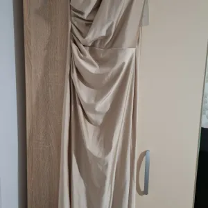 Nova haljina sa etiketom