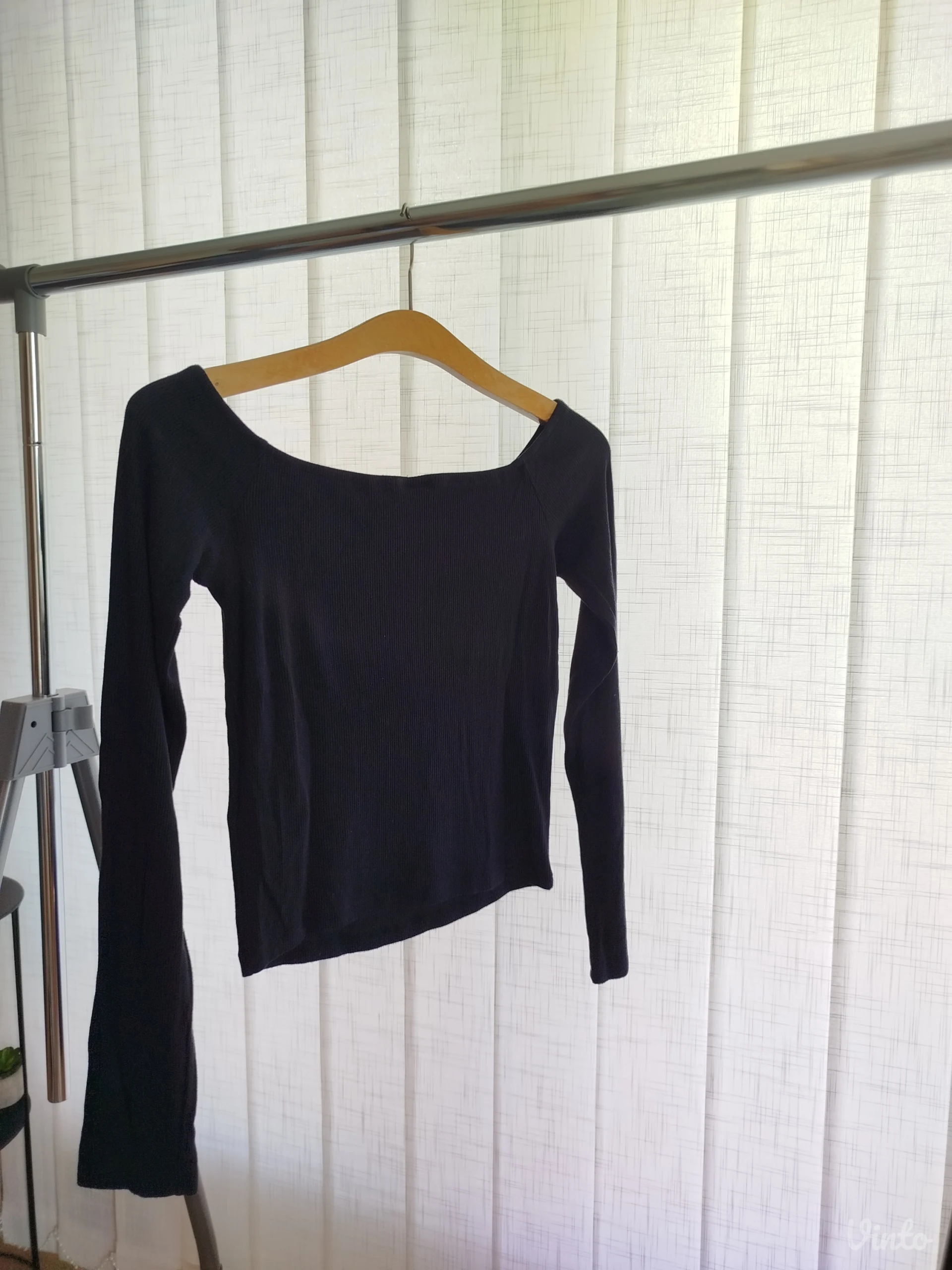 Bershka crop majica, gola ramena, dugi rukavi, M