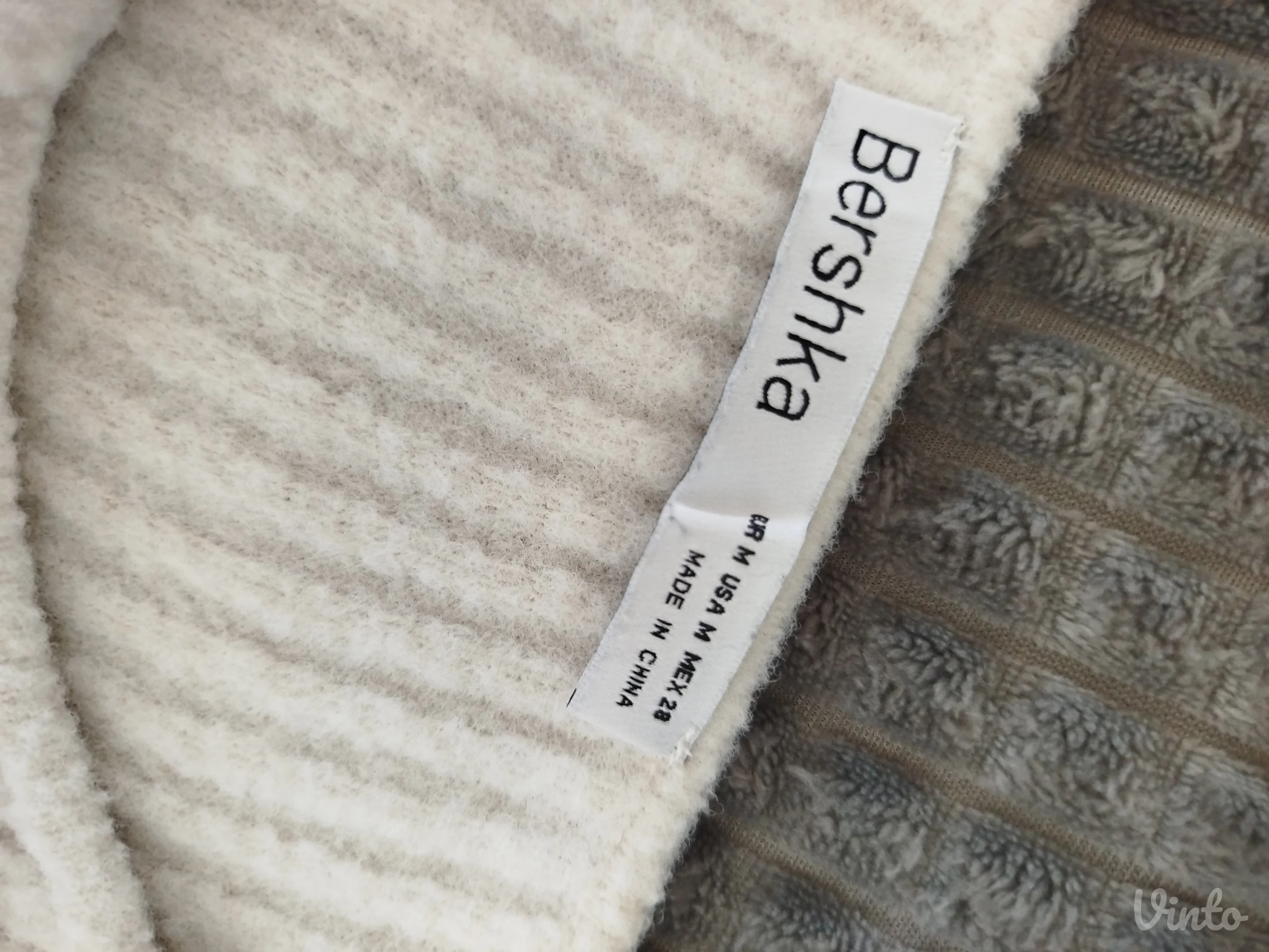 Bershka džemper sa dugmićima, M