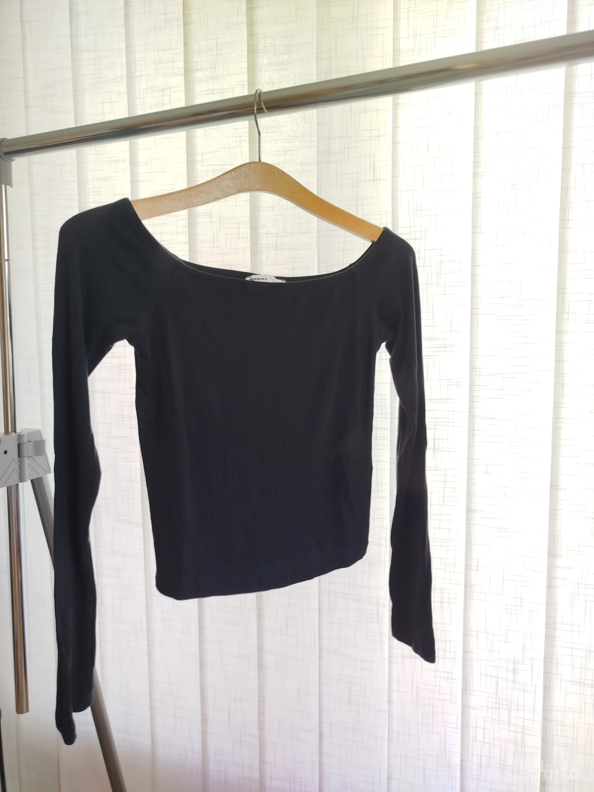 Bershka crop majica, gola ramena, dugi rukavi, M