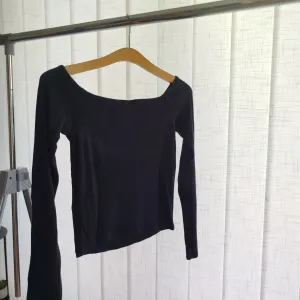 Bershka crop majica, gola ramena, dugi rukavi, M