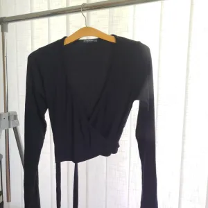 Stradivarius crop majica, na vezivanje, dugi rukavi, M