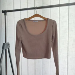 Bershka crop majica na druge rukave M, odlično stanje