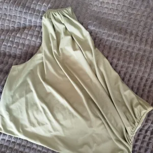 H&M svetlo zeleni top na jedno rame, M