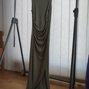 Terranova zelena uska haljina, sa naborima, bočni rez, S