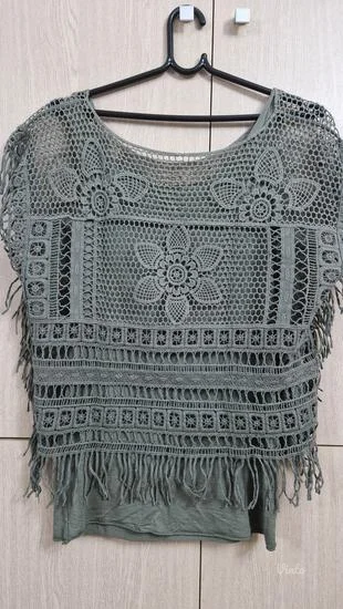 Majica + kratki štrikani pončo