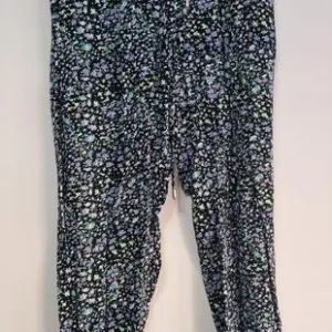 Sinsay cvetne šalvare vel. M