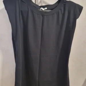 Ballary crna majica sa naramenicama vel. 44