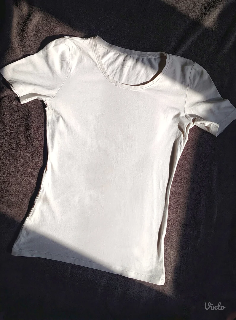 Bela strukirana majica