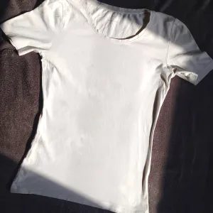 Bela strukirana majica