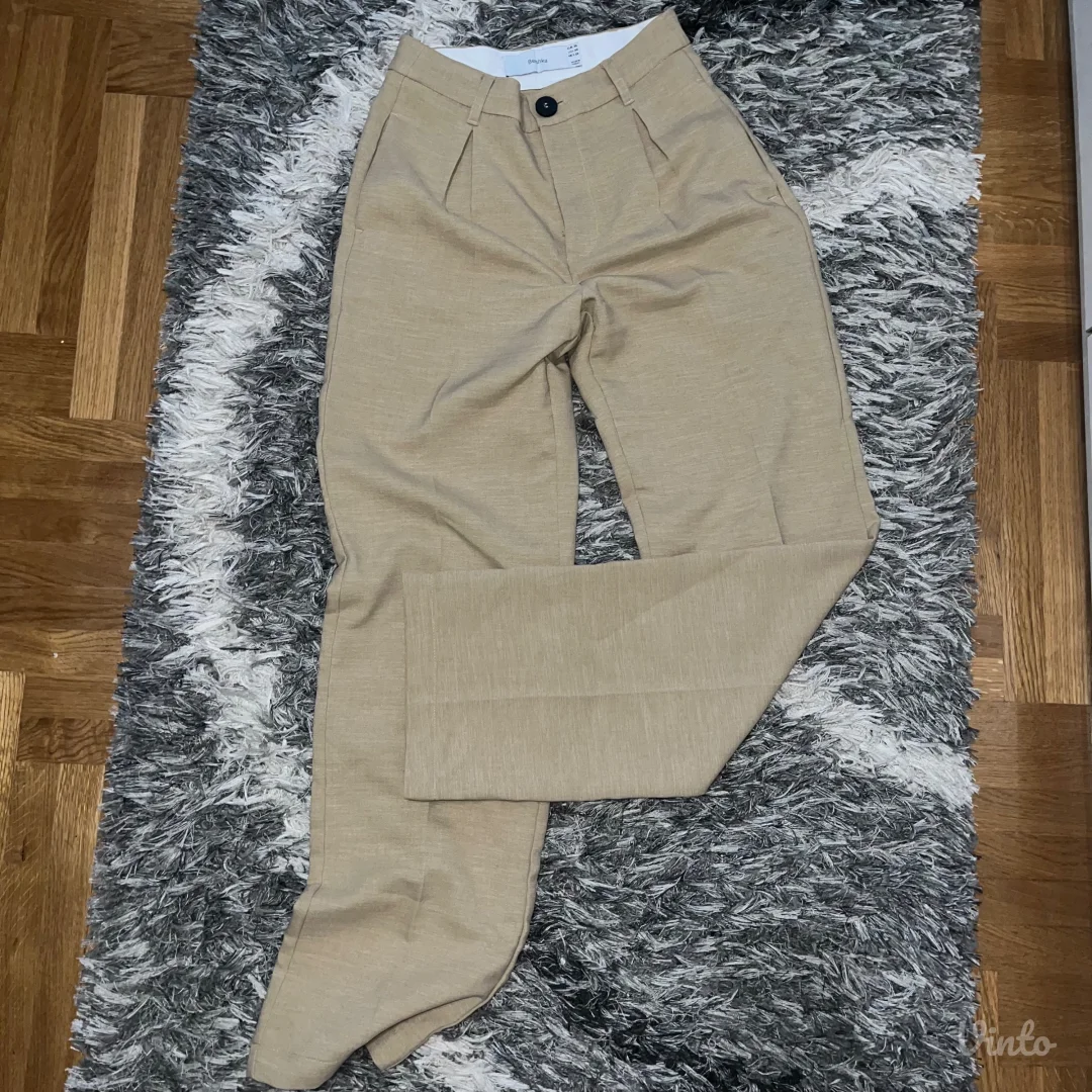 Bershka- pantalone
