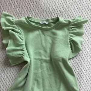 Zara majica sa naramenicama