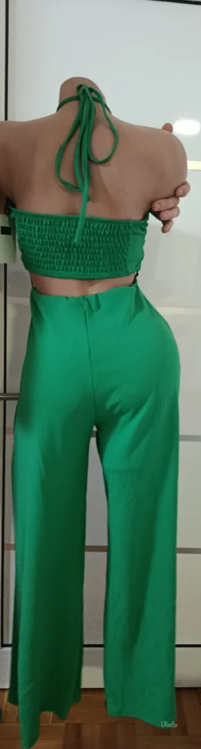 Atraktivan nov zeleni kombinezon sa izrezima