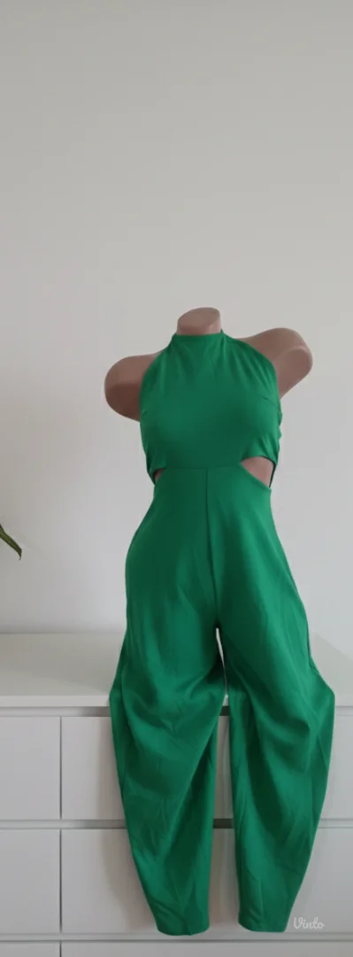 Atraktivan nov zeleni kombinezon sa izrezima