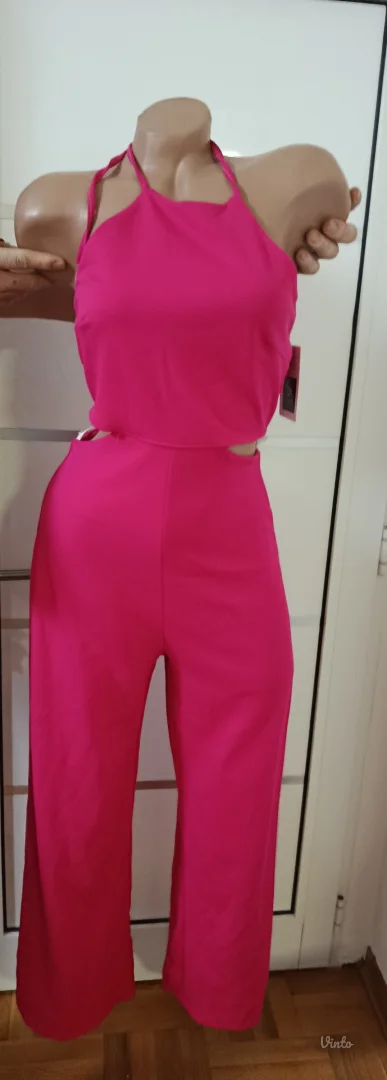 Atraktivan pink kombinezon