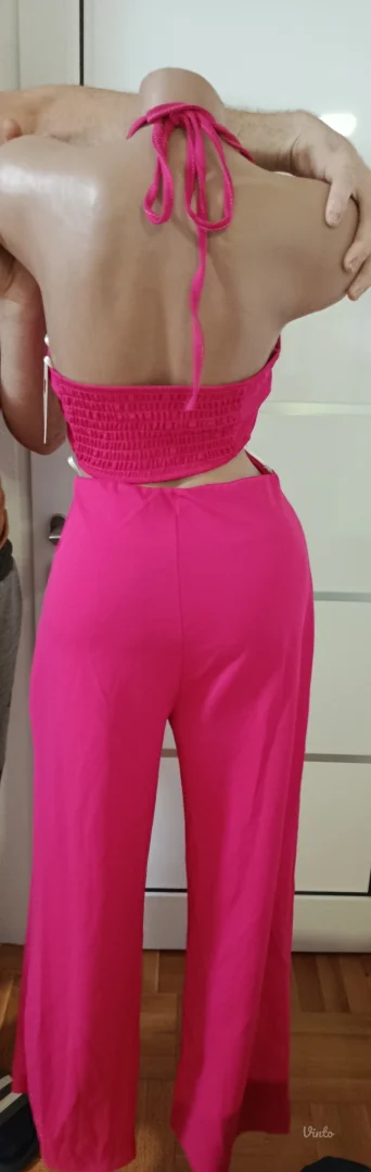 Atraktivan pink kombinezon