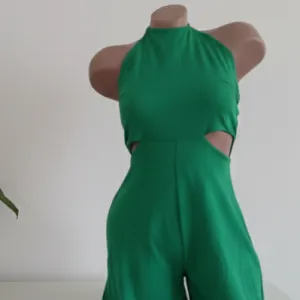 Atraktivan nov zeleni kombinezon sa izrezima