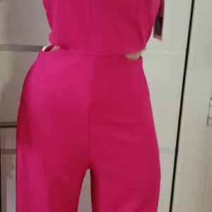 Atraktivan pink kombinezon