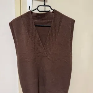 Braon prsluk-dzemper