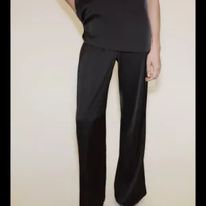 Zara satenske pantalone