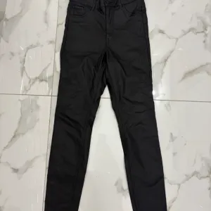 H.M kožne pantalone