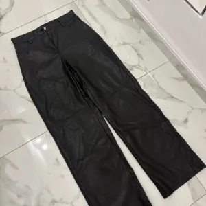 Bershka kožne pantalone