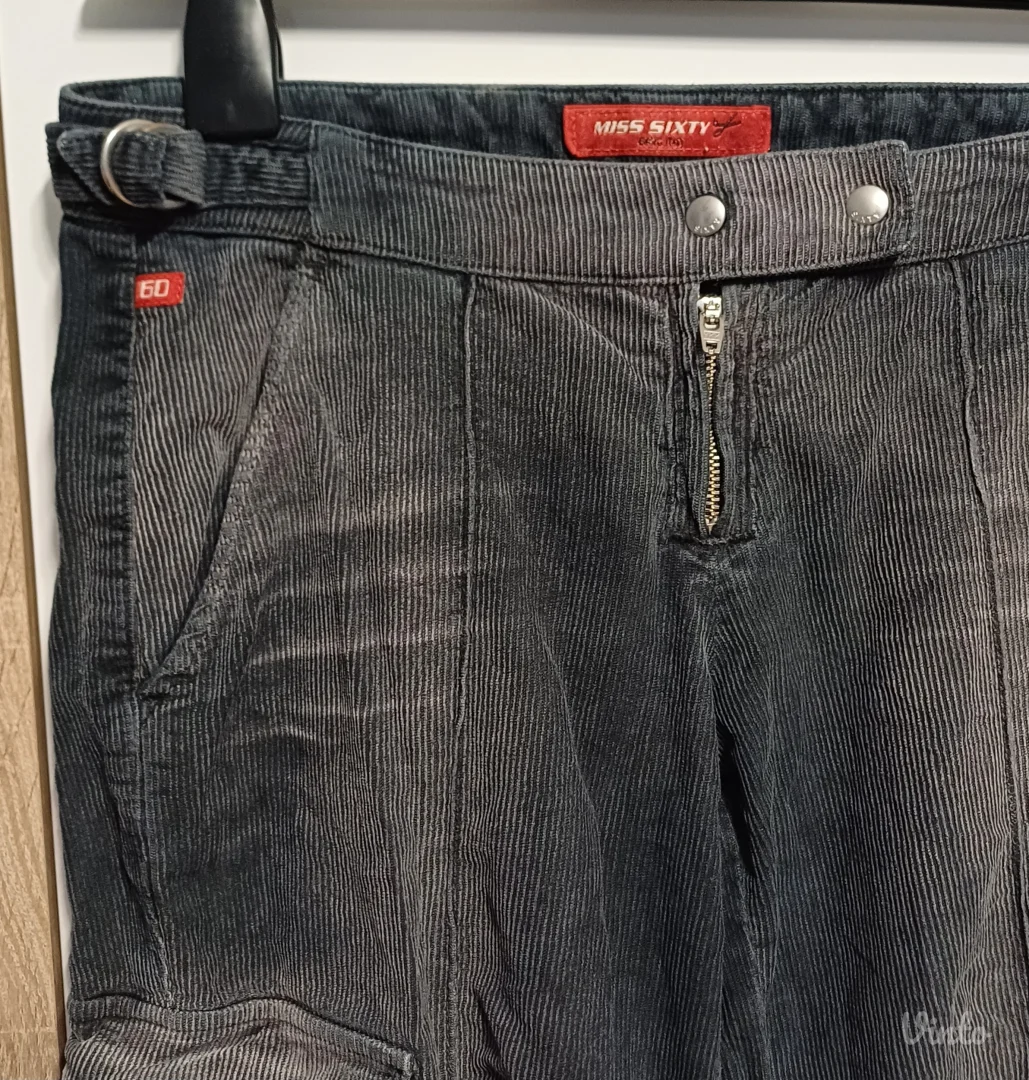 Crne kargo pantalone