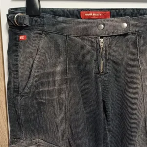 Crne kargo pantalone