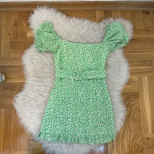 Zara mini cvetna haljina