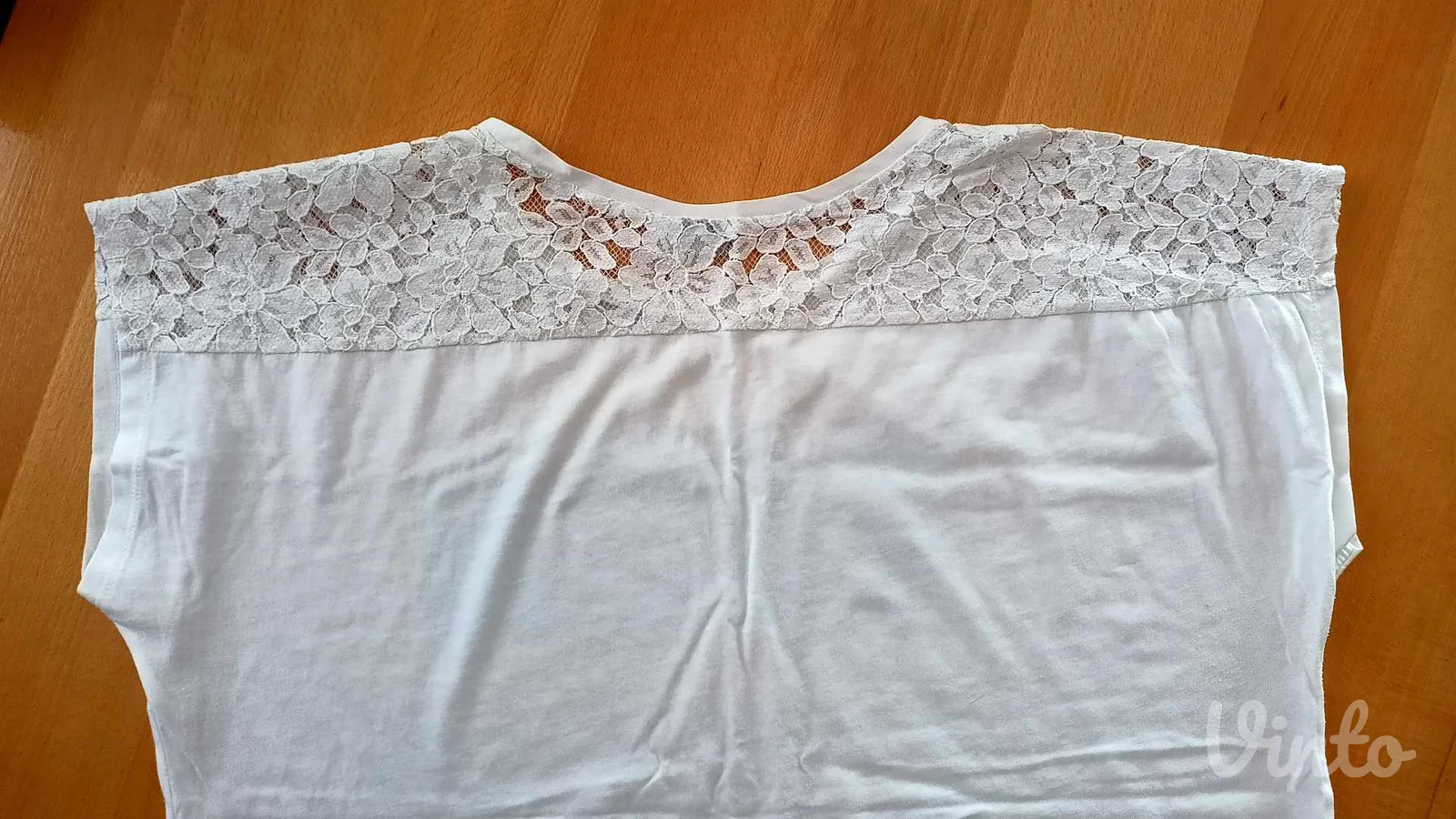 majica vel.48/50 sa delom čipke na ramenima..kao nova
