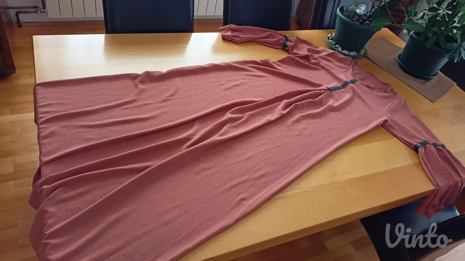 duga predivnog modela i boje haljina vel.42