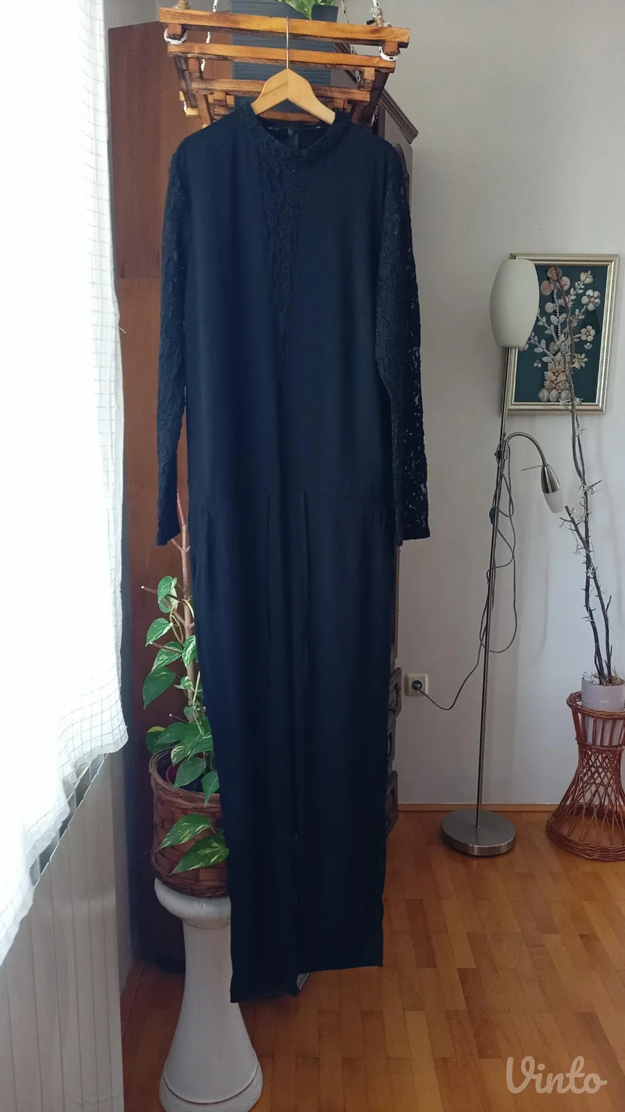 nov kombinezon crne boje vel.40..viskosa