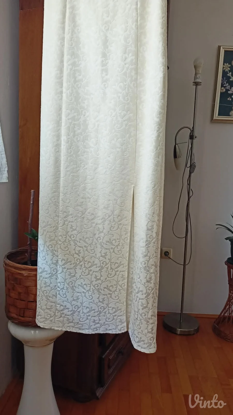 poslovna elegancija bež boje haljina reljef materijala..savršena