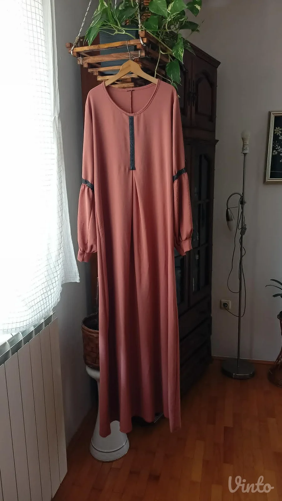 duga predivnog modela i boje haljina vel.42