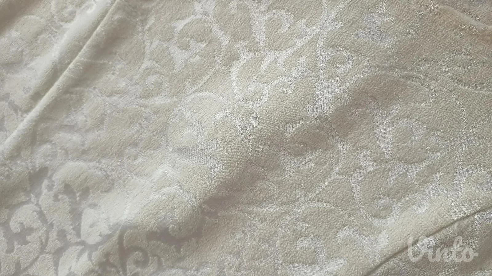 poslovna elegancija bež boje haljina reljef materijala..savršena