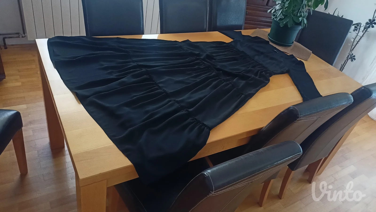 Savrsena duga haljina crne boje vel. 42