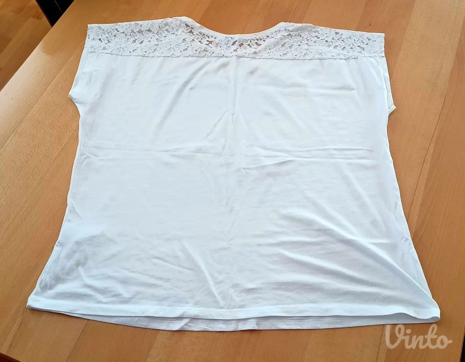 majica vel.48/50 sa delom čipke na ramenima..kao nova